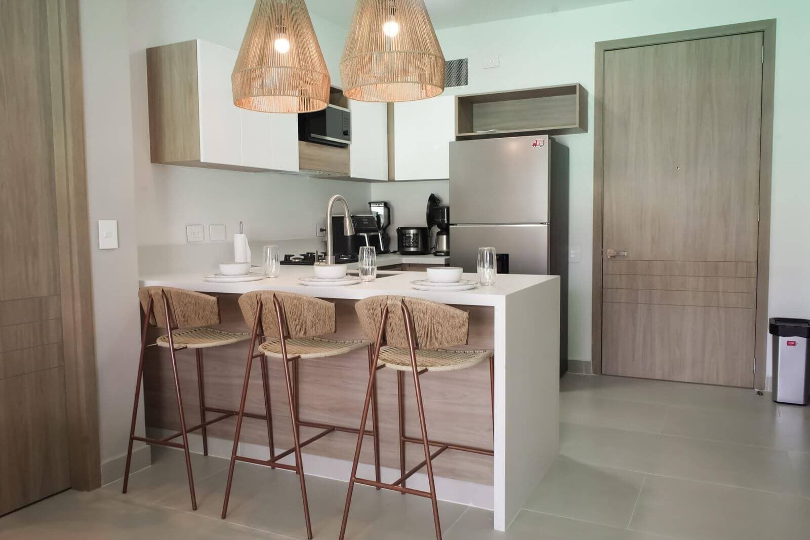 Cocina con barra equipada con electrodomésticos Reddy