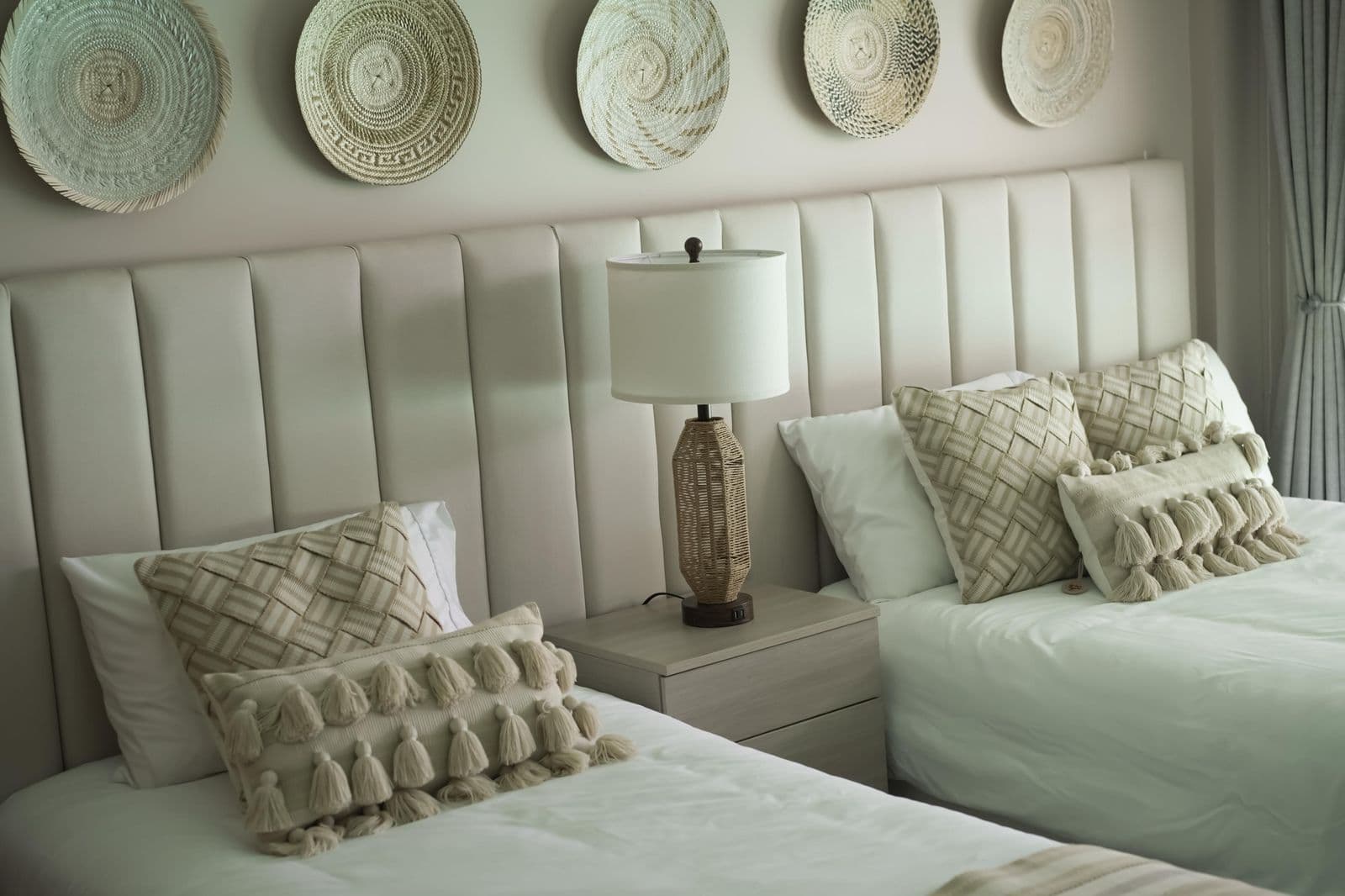 Habitación de huéspedes con dos camas en estilo artesanal, dotada por Reddy