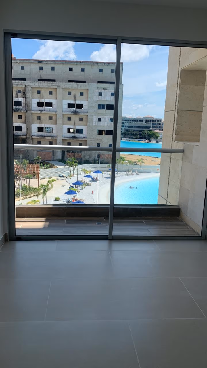Habitación vacía con ventanal hacia la laguna, tal como la entrega el constructor