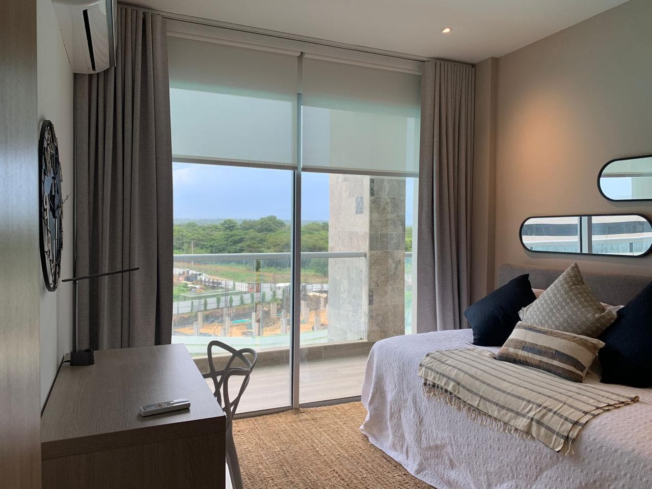 Sistema completo de cortinas instalado por Reddy en apartamento en Cartagena