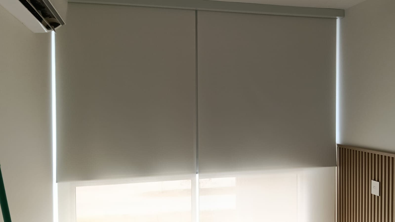 Persianas enrollables black-out desenrolladas (cerradas) instaladas por Reddy en Cartagena