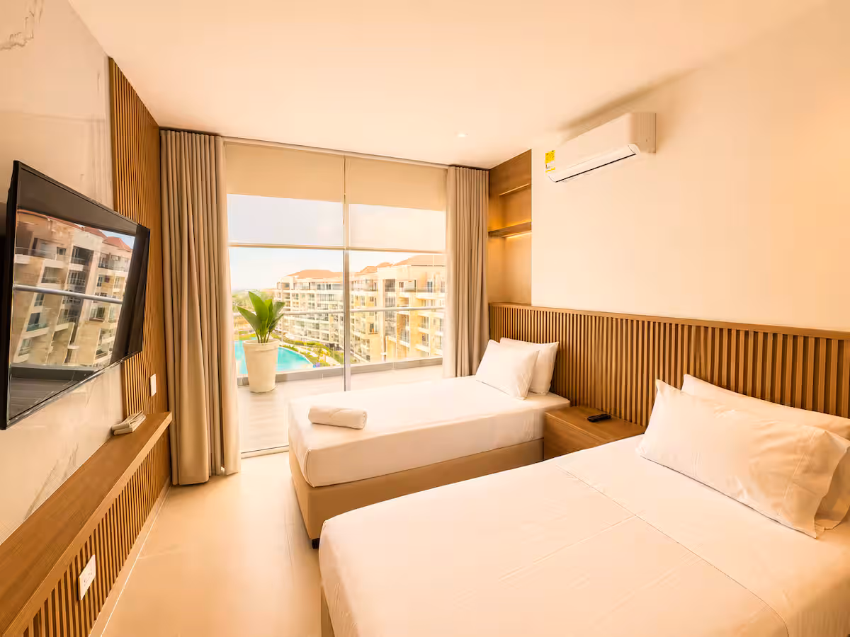 Habitación con zócalo de listones de madera a media altura detrás de las camas