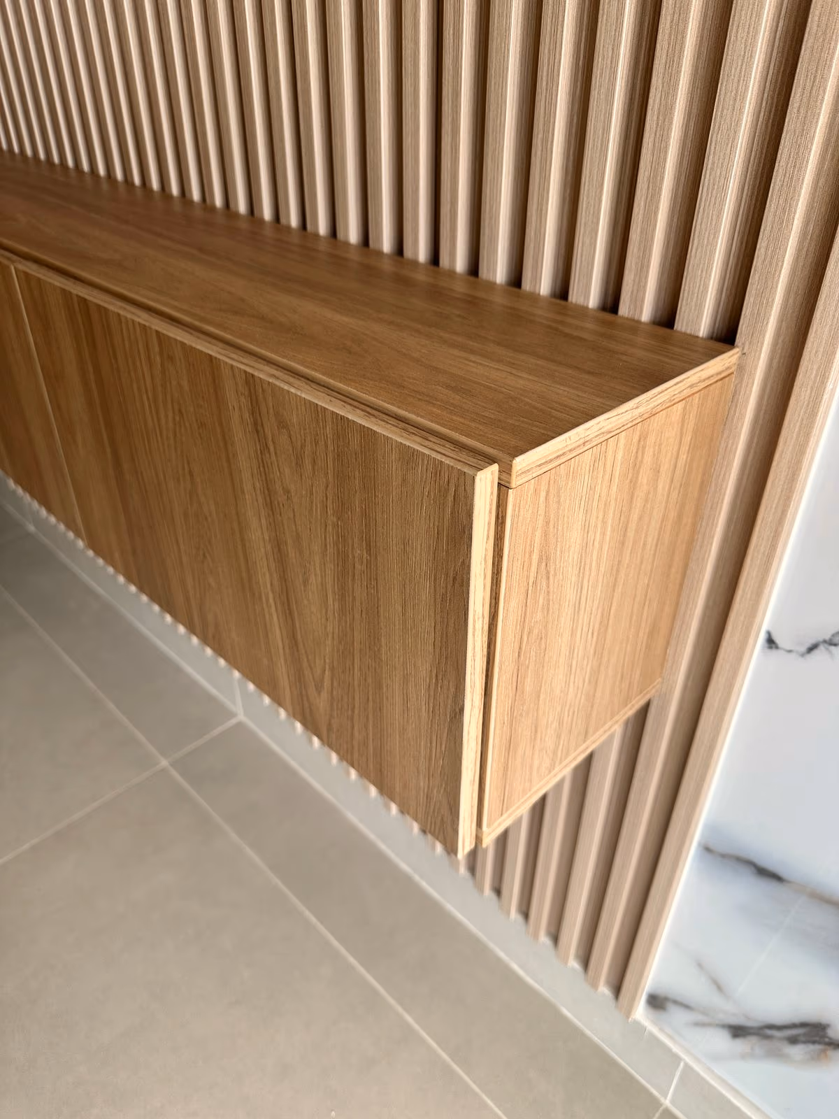 Detalle del mueble flotante de listones visto desde un costado