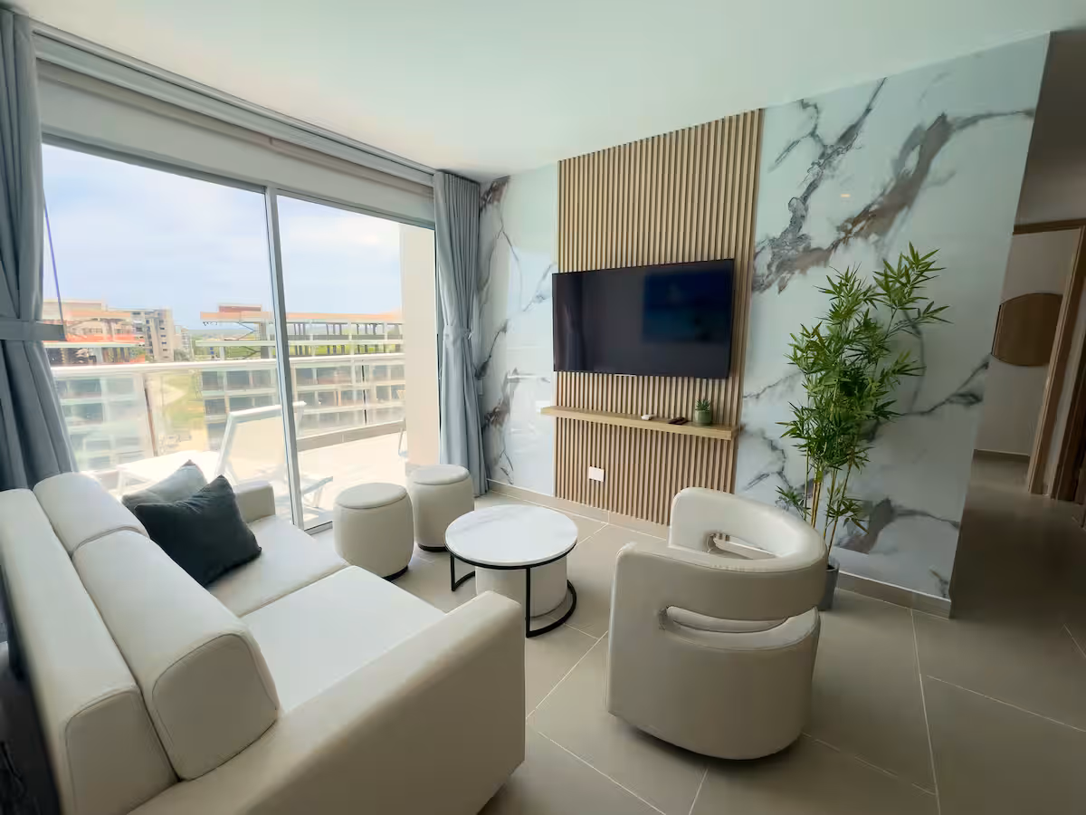 Muro de TV en listones y mármol con una planta alta en primer plano