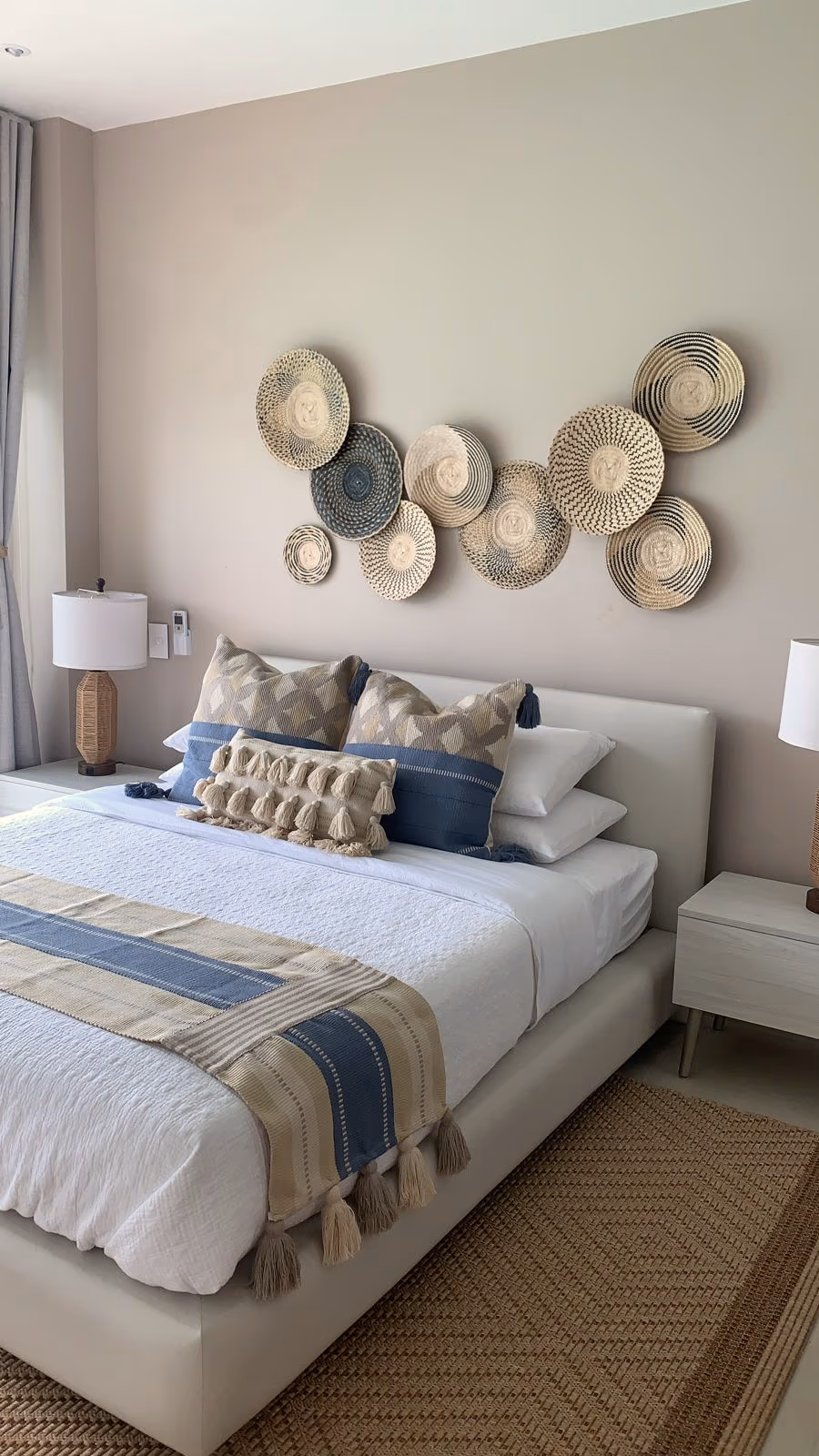 Habitación con canastos en la pared, textiles azules y lámparas