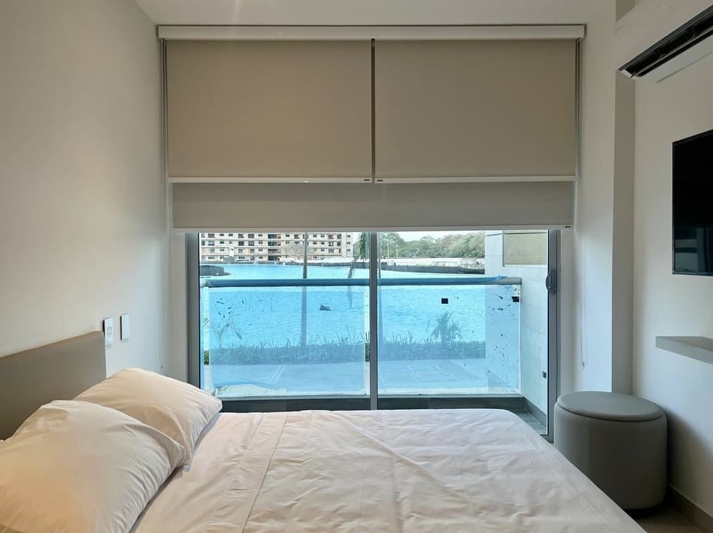 Habitación con vista a piscina y cortina black-out