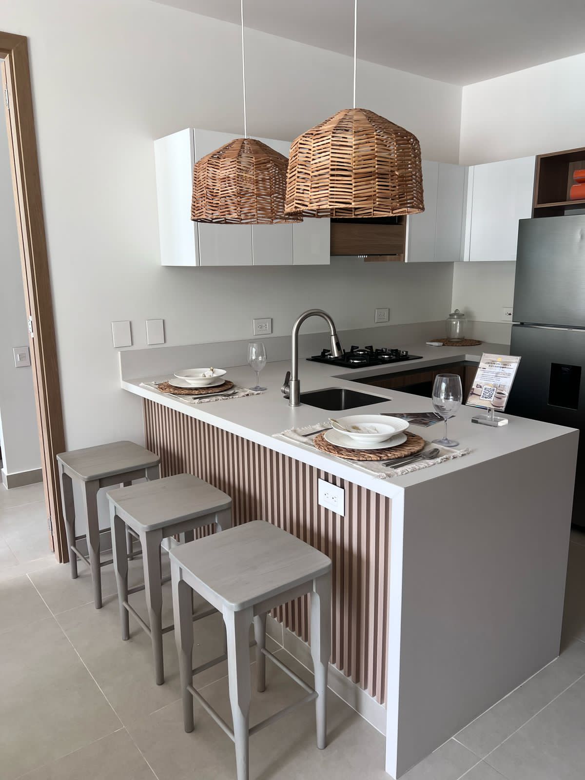 Cocina integrada Bamboo con barra y taburetes