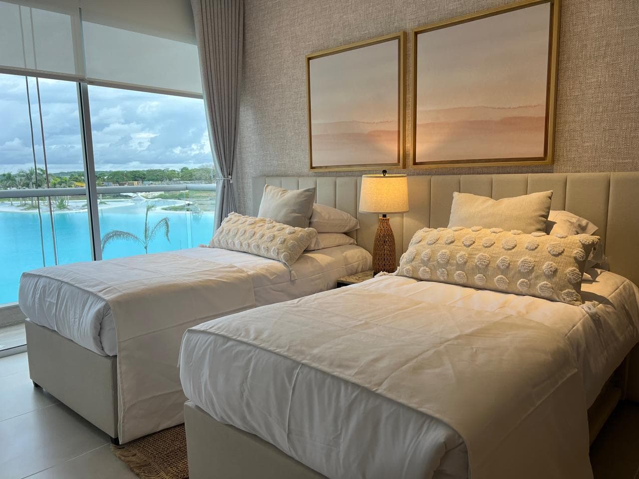Habitación con vista panorámica a laguna y cuadros dobles