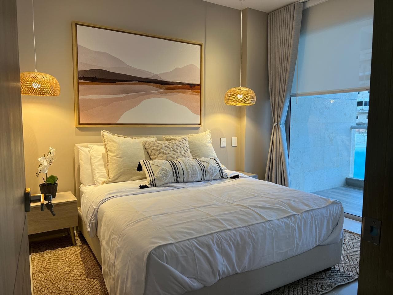 Habitación principal editorial dotada por Reddy en apartamento en Cartagena