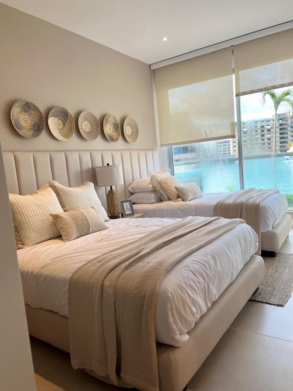 Habitación con camas dobles y vista a piscina