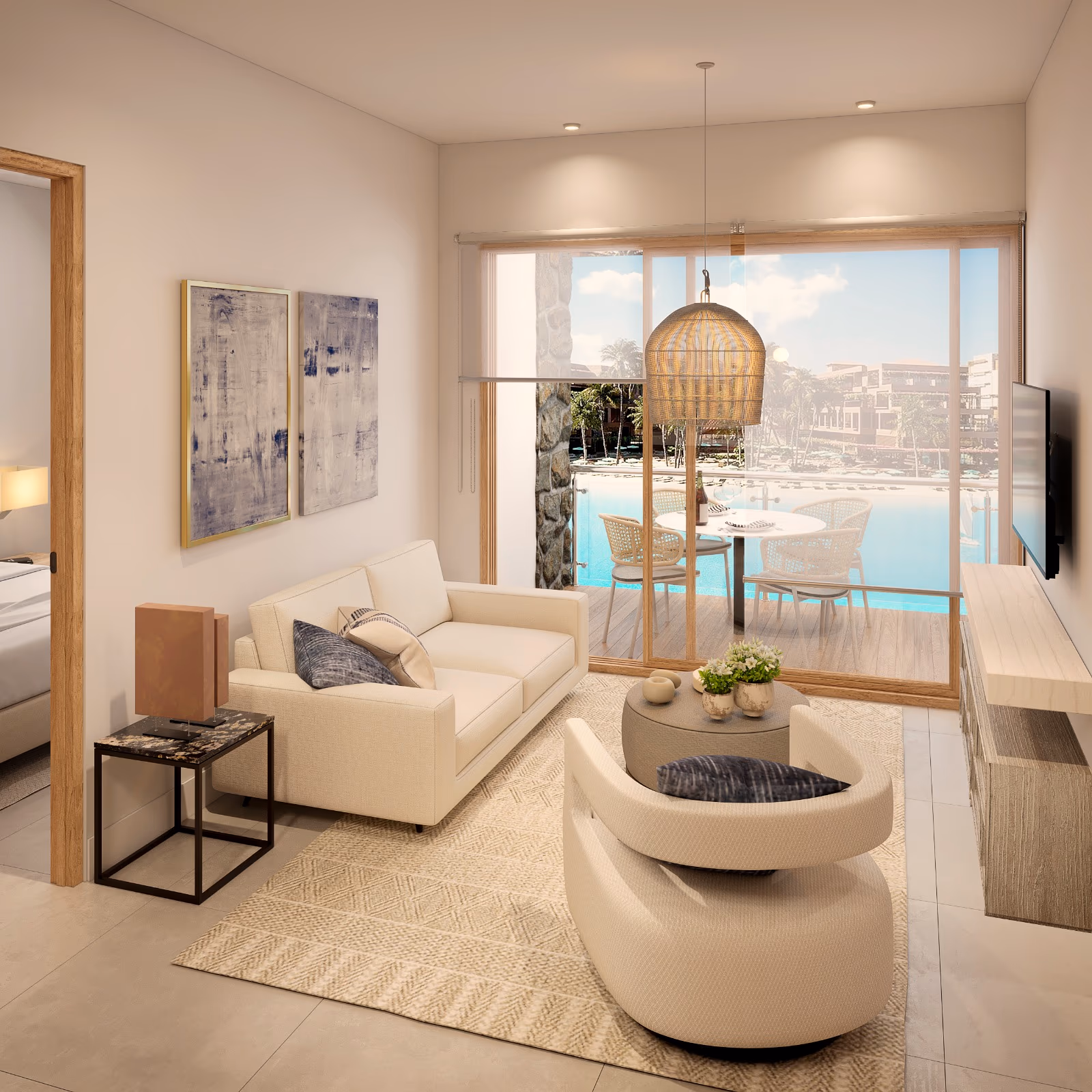 Sala con sofá blanco, sillas curvas y salida a terraza con vista a piscina