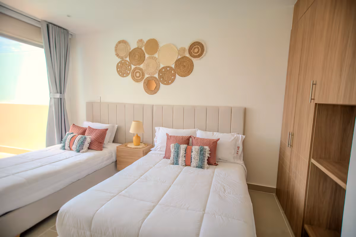 Habitación con vista a la laguna y cuadro sobre la cabecera