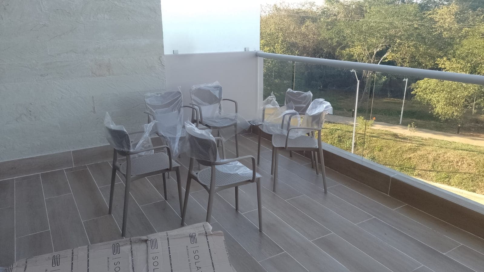 Sillas de exterior recién llegadas a apartamento en Cartagena, antes de desempacar