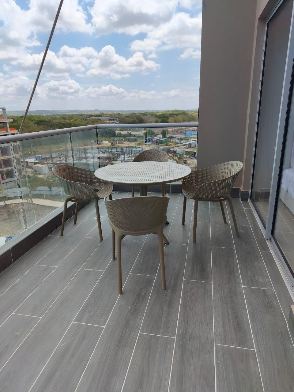 Mesa redonda Sky chair en terraza con vista panorámica al cielo