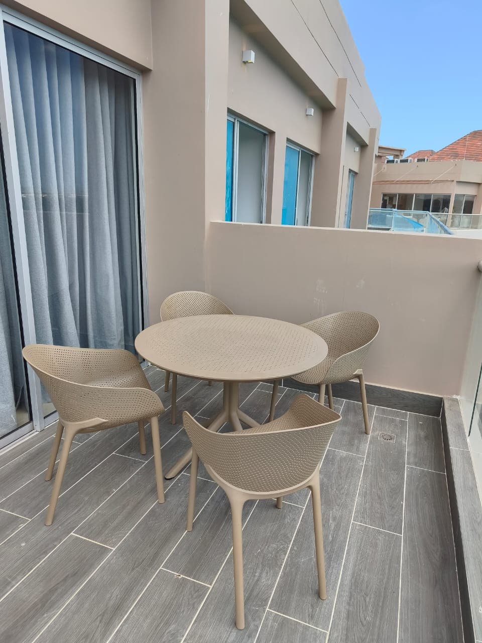 Mesa redonda de terraza recién instalada en apartamento nuevo