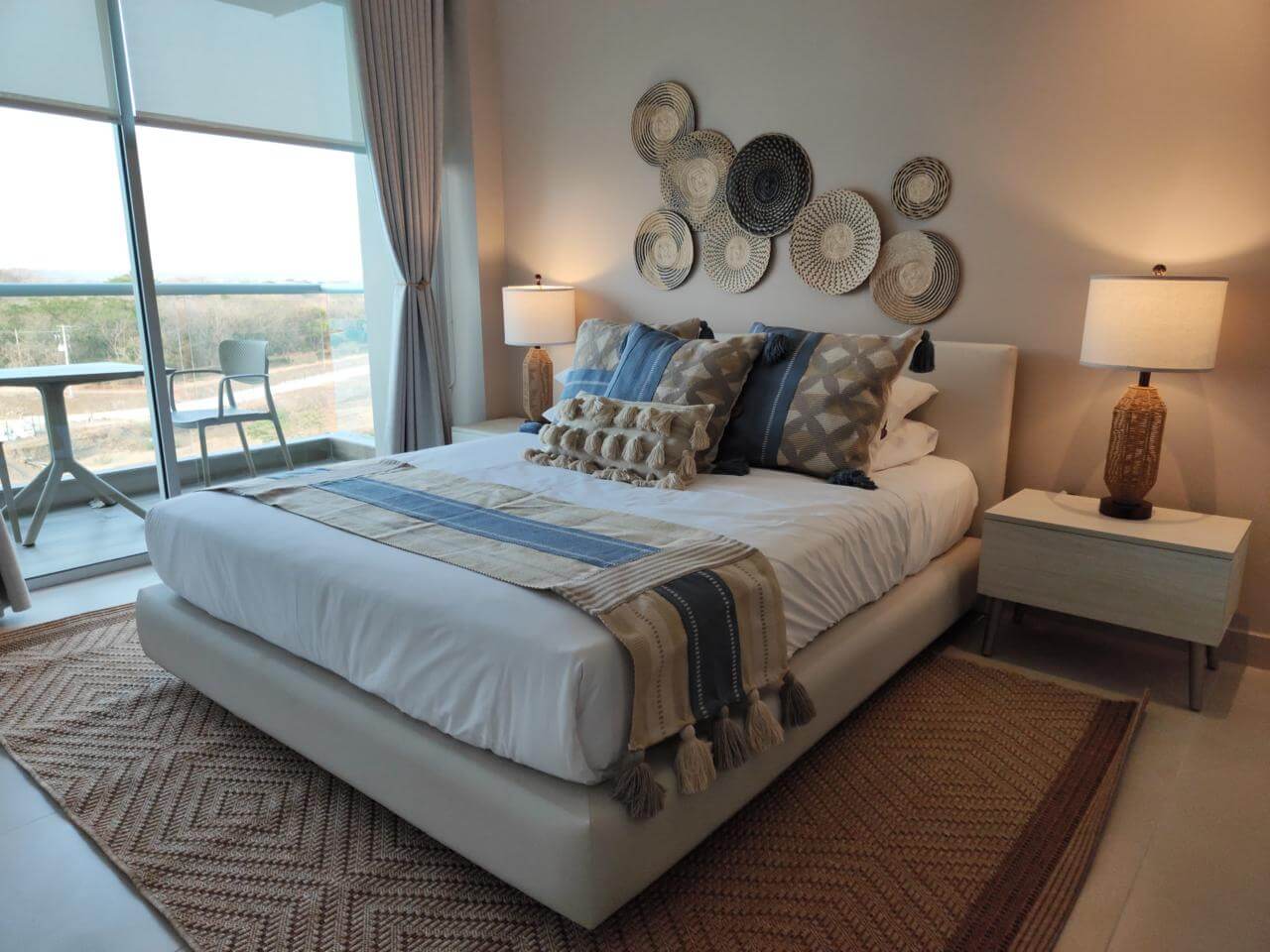 Habitación principal con cama king en tono Chalk, dotada por Reddy en Cartagena