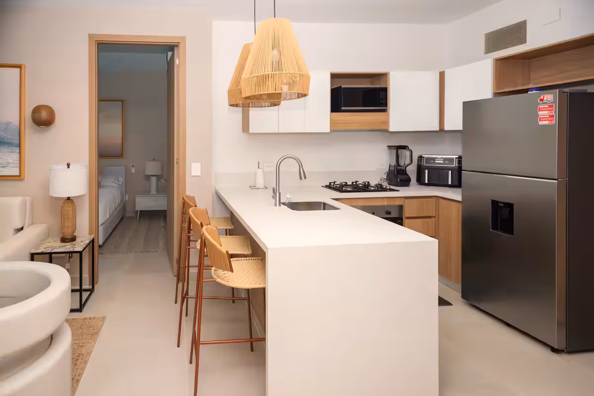 Apartamento de una habitación con cocina de barra abierta a la sala