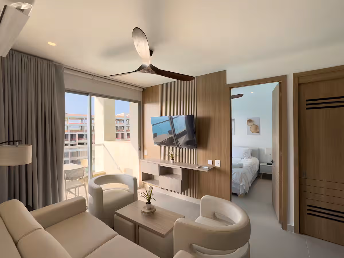 Sala con vista al exterior y habitación al fondo en apartamento de dos habitaciones