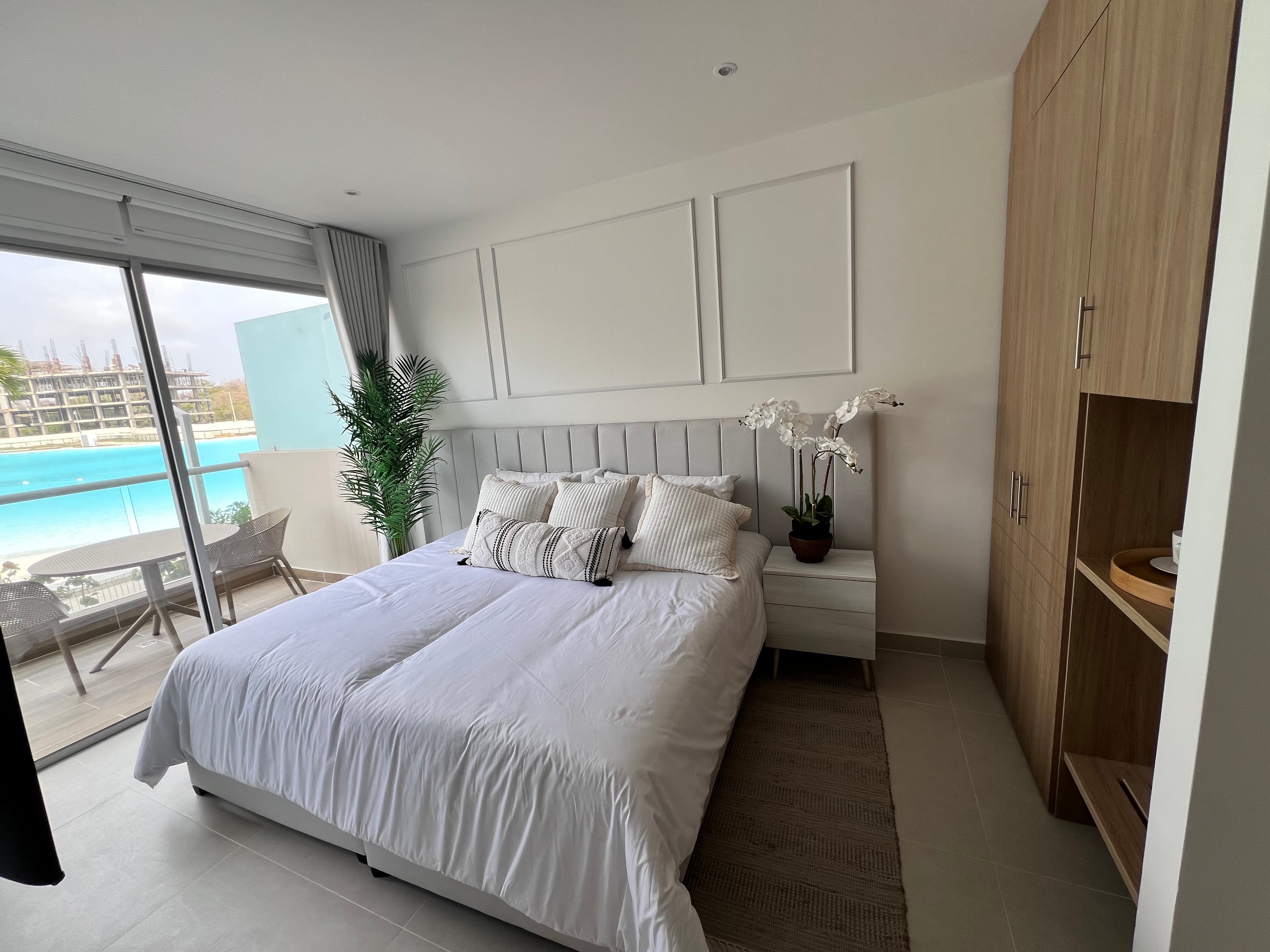Habitación con molduras y terraza abierta a la laguna en apartamento entregado por Reddy en Baia Kristal