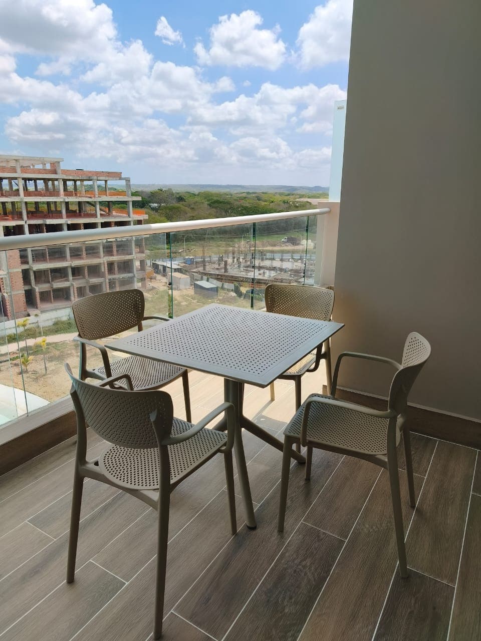 Set completo de comedor en terraza con vista panorámica al horizonte de Cartagena